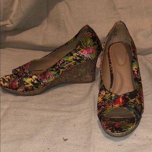 Peep toe floral wedge